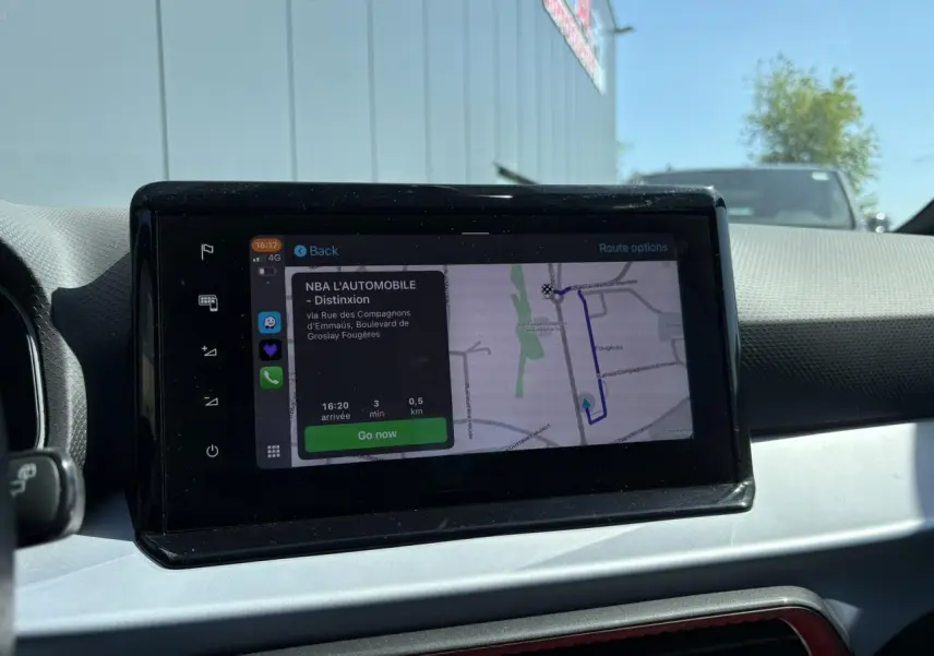 Écran tactile du système de navigation dans l'habitacle d'une SEAT Arona Rouge Désir, vue de face