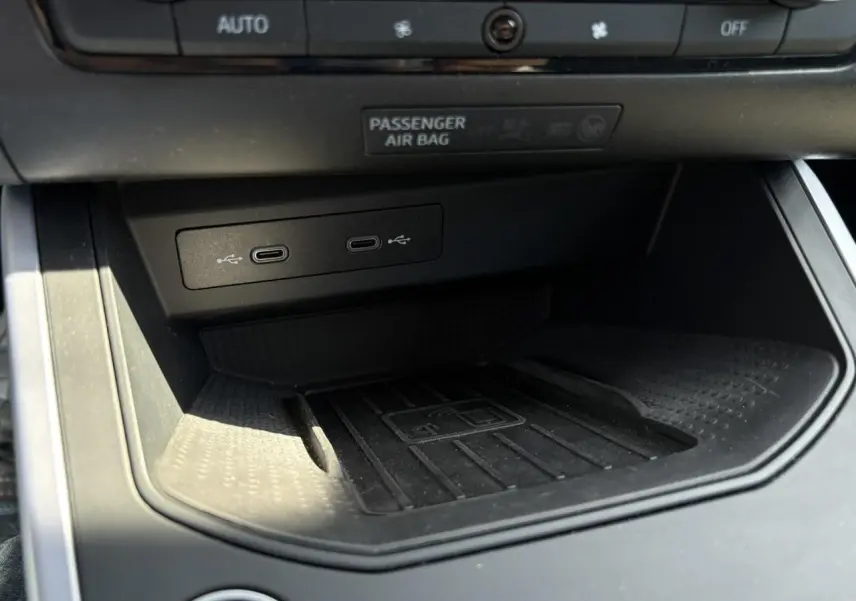 Gros plan sur la console centrale du SEAT Arona TSI 110 FR 2024 montrant les ports USB-C et un espace de rangement noir.