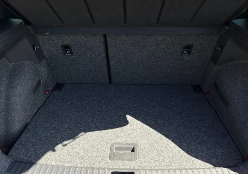 Coffre spacieux et tapissé en gris du SEAT Arona TSI 110 FR 2024, vue intérieure arrière ouverte.