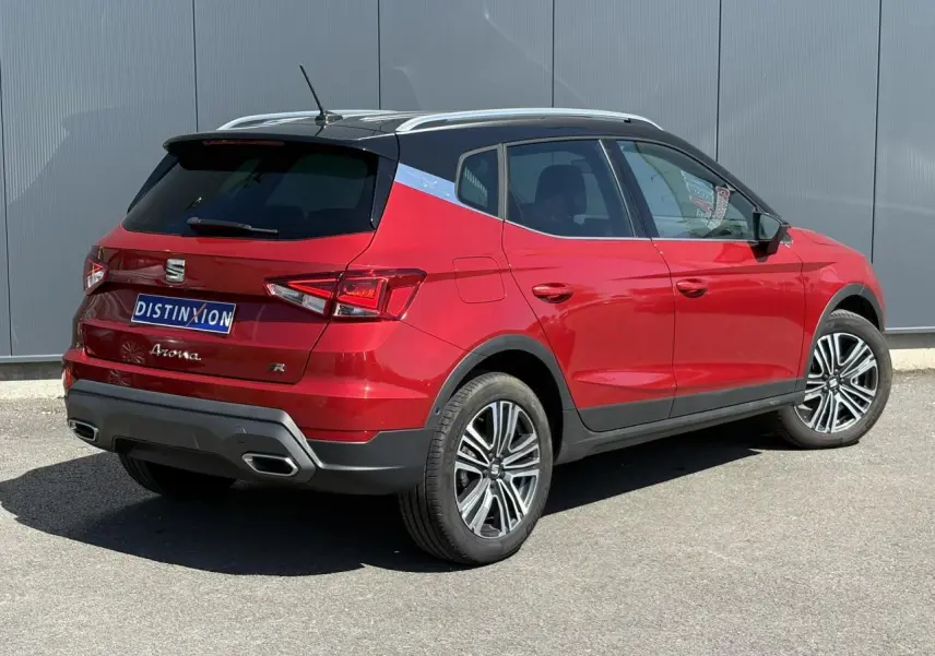 Vue 3/4 arrière droite du SEAT Arona TSI 110 FR rouge Désir avec toit noir contrasté et jantes alliage 17 pouces.