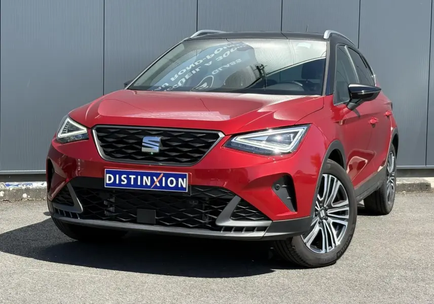 Vue 3/4 avant d'une SEAT Arona TSI 110 FR rouge Désir avec toit noir et jantes alliage 17 pouces.