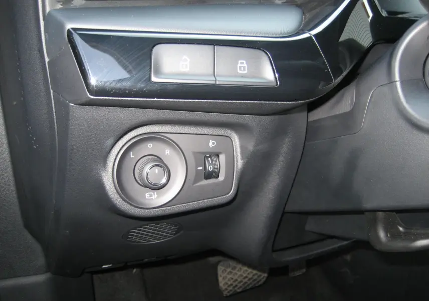 Détail du panneau de commandes côté gauche du tableau de bord noir du MG MOTOR MG3 1.5 HYBRID+ 2024.