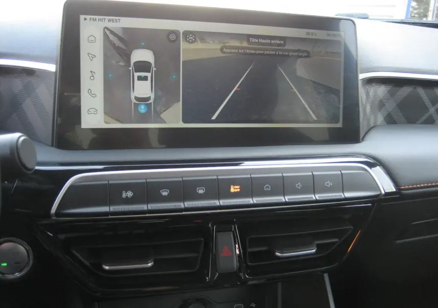 Vue rapprochée de l'écran tactile et de la console centrale du MG3 1.5 HYBRID+ 195 CH LUXURY noir 2024 montrant la caméra 360° et les commandes climatiques.