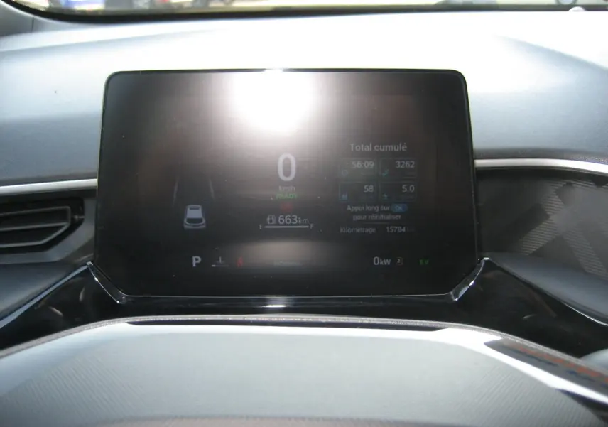 Tableau de bord numérique de la MG3 1.5 HYBRID+ 2024, affichage des données de conduite sur fond noir brillant.