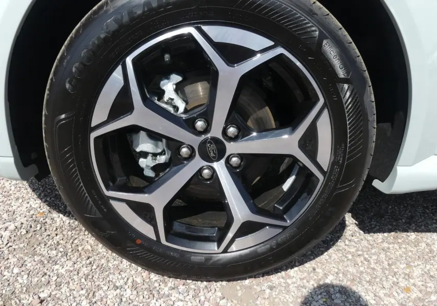 Gros plan sur la jante alliage 17 pouces noire et argentée du Ford Puma 2025 gris métallisé côté avant droit.