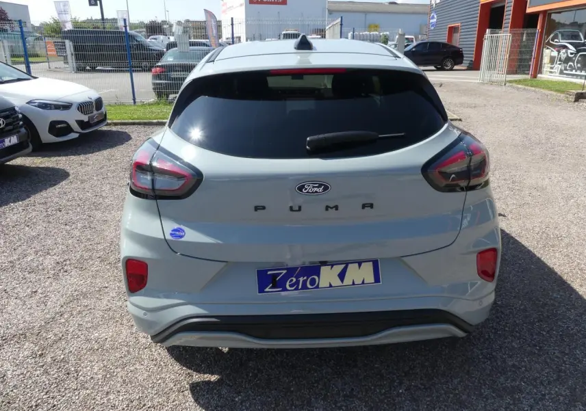 Vue arrière du Ford Puma 2025 gris métallisé avec vitres arrière surteintées et logo PUMA bien visible.