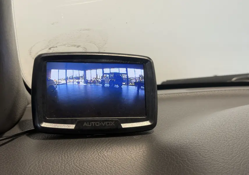 Vue intérieure du système de caméra de recul Auto-Vox dans un Kia Sorento gris 2005, affichant un espace intérieur lumineux.