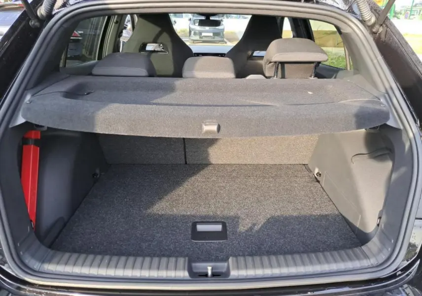 Vue arrière du coffre ouvert d'une Skoda Fabia TSI 115 DSG Monte Carlo noir Magic avec double plancher de chargement variable.