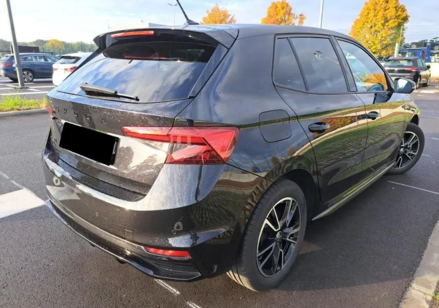 Vue 3/4 arrière droite d'une Skoda Fabia TSI 115 DSG Monte Carlo noir Magic avec vitres surteintées et feux arrière LED.