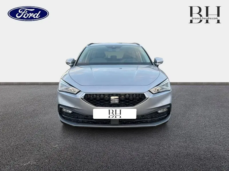 Vue frontale d'une SEAT LEON ST 1.0 eTSI 110ch Urban DSG7 gris urbain métal avec calandre noire et phares LED.