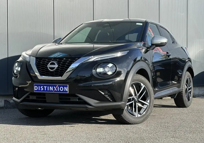 Nissan Juke noir en 3/4 avant droit, avec jantes alliage diamantées et calandre chromée brillante.
