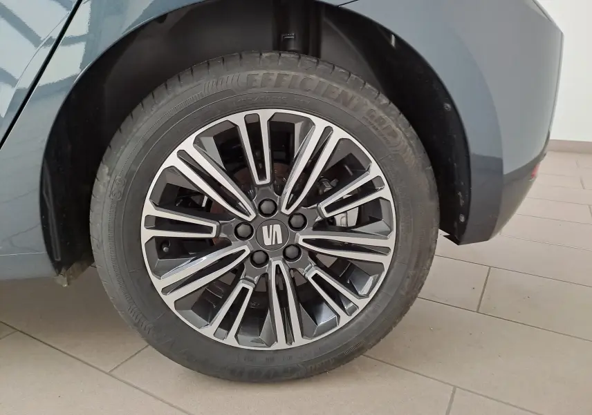 Gros plan sur la roue arrière droite de la SEAT Ibiza gris magnétique, mettant en valeur la jante alliage au design moderne.