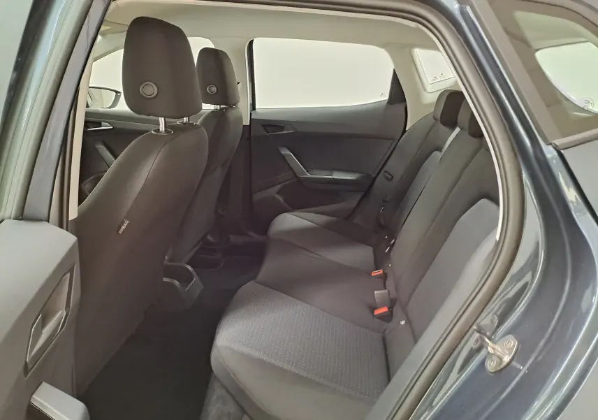 Vue intérieure arrière droite de la SEAT IBIZA 1.0 TSI 115 DSG7 COPA avec sièges tissu gris et portière ouverte.