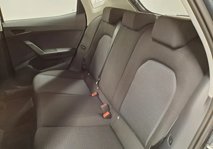 Vue intérieure côté droit des sièges arrière en tissu gris foncé de la SEAT IBIZA 2025.