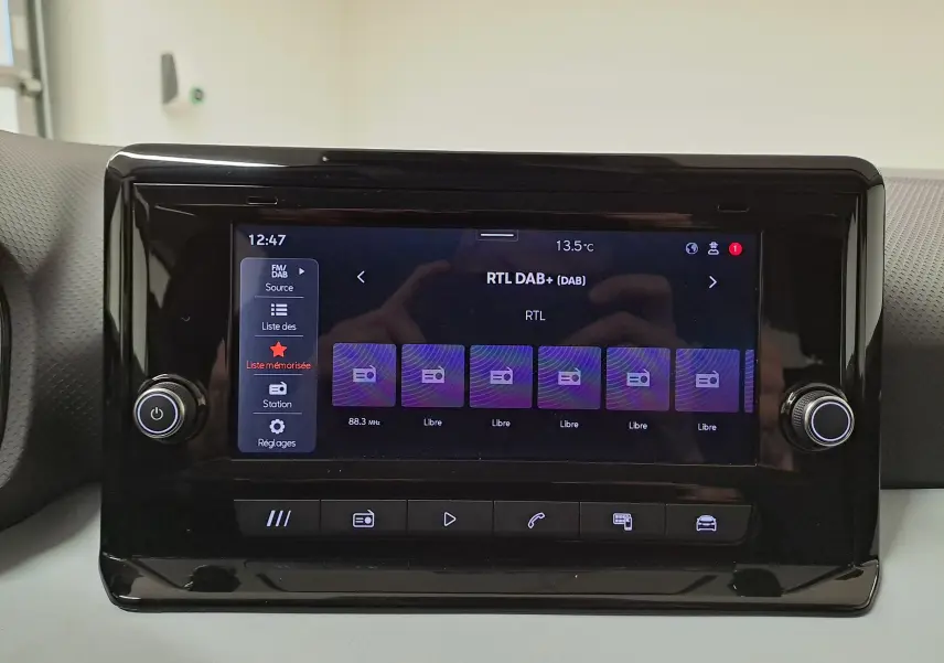 Écran tactile central de la SEAT IBIZA 2025 affichant la radio numérique DAB+ avec interface noire brillante.