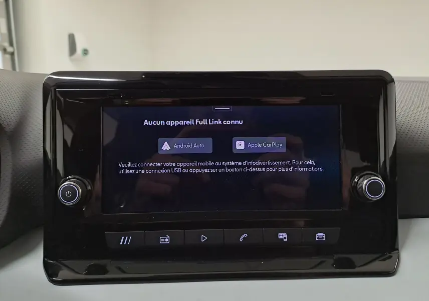 Écran tactile central du tableau de bord de la SEAT Ibiza 2025 affichant les options Android Auto et Apple CarPlay.