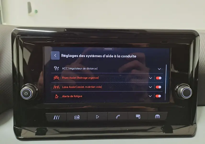 Écran tactile central de la SEAT Ibiza 2025 montrant les réglages des aides à la conduite activées.