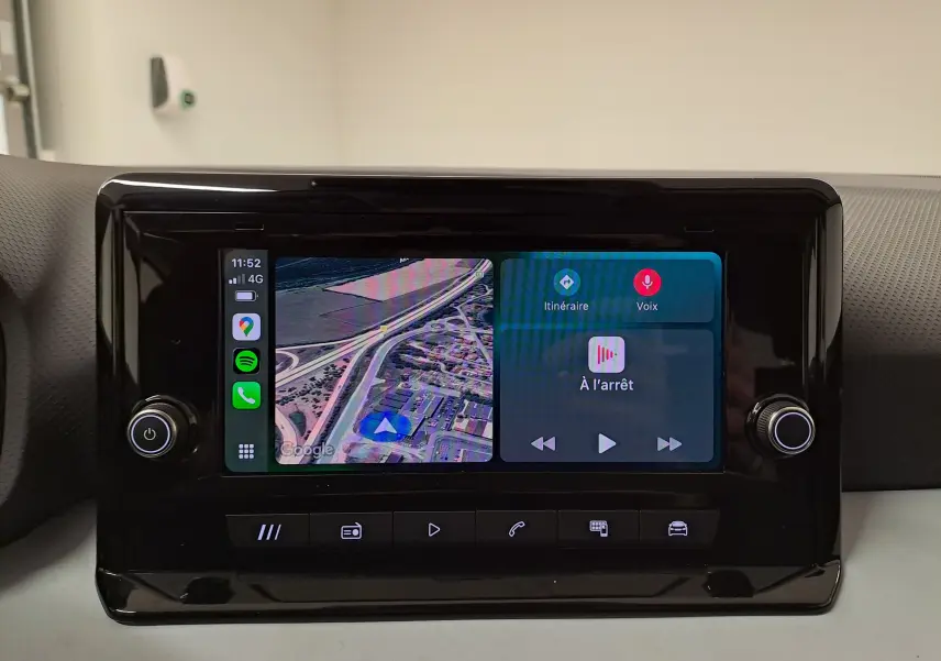 Écran tactile central de la SEAT IBIZA 1.0 TSI 115 DSG7 COPA affichant navigation et commandes multimédia.