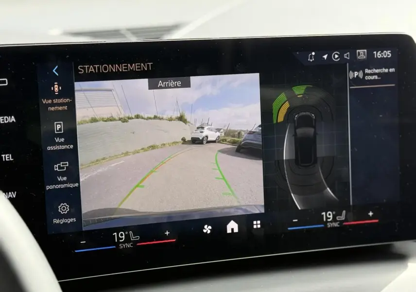 Écran de la BMW Série 1 118d M Sport montrant la caméra de recul et l’assistance au stationnement.