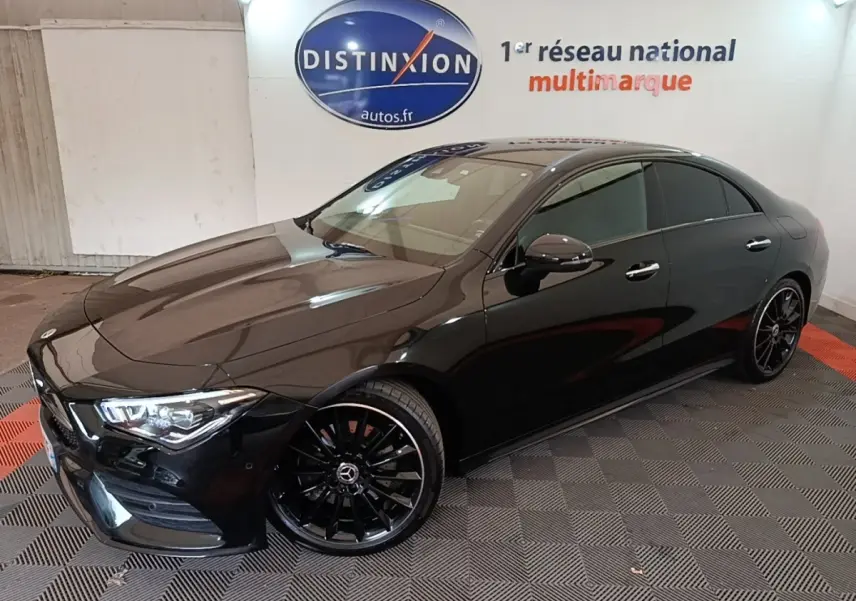 Mercedes CLA 200 d AMG Line noir vue 3/4 avant droit, avec jantes noires et phares LED allumés.