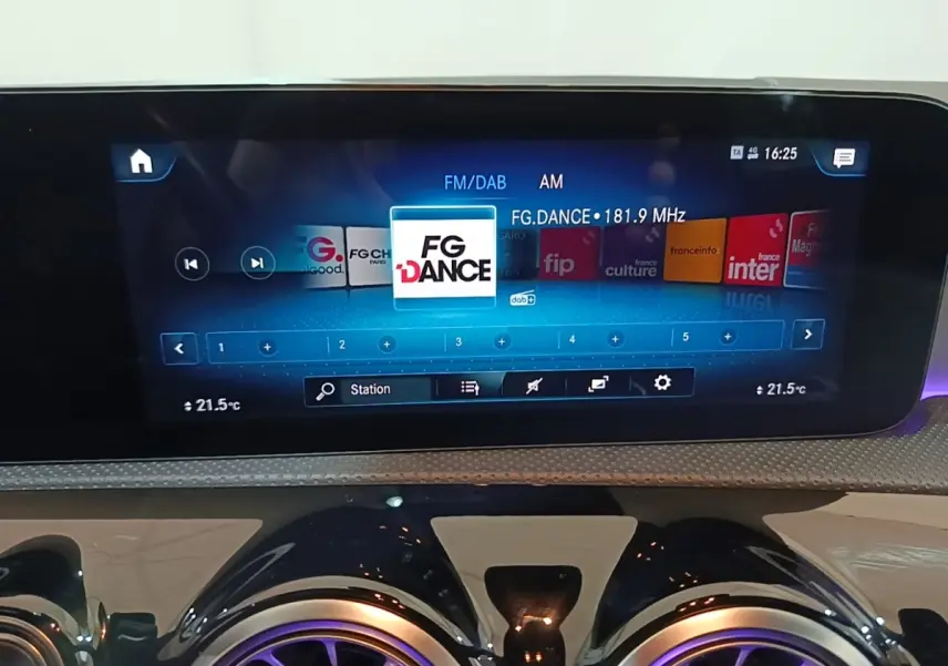 Écran tactile central affichant la radio FM/DAB dans l'habitacle noir d'une Mercedes CLA 200 d AMG Line 2022.