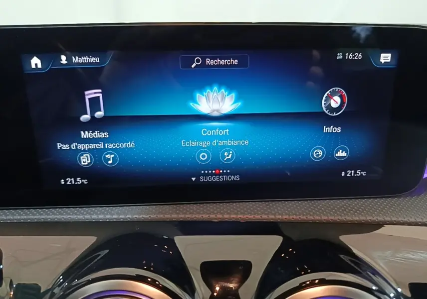 Écran tactile central affichant le menu confort avec éclairage d'ambiance dans une Mercedes CLA 200 d AMG Line noire.