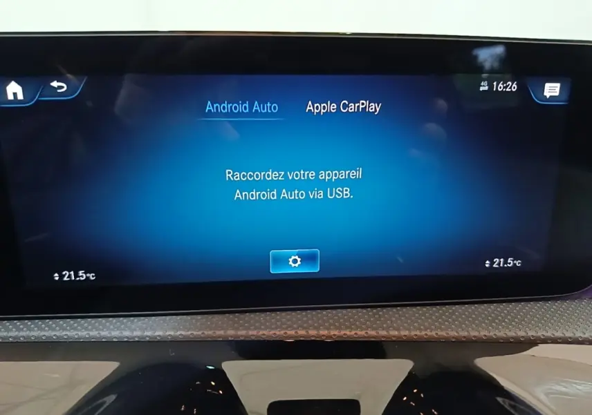 Écran tactile central du tableau de bord de la Mercedes CLA 200 d AMG Line 2022 affichant Android Auto et Apple CarPlay.