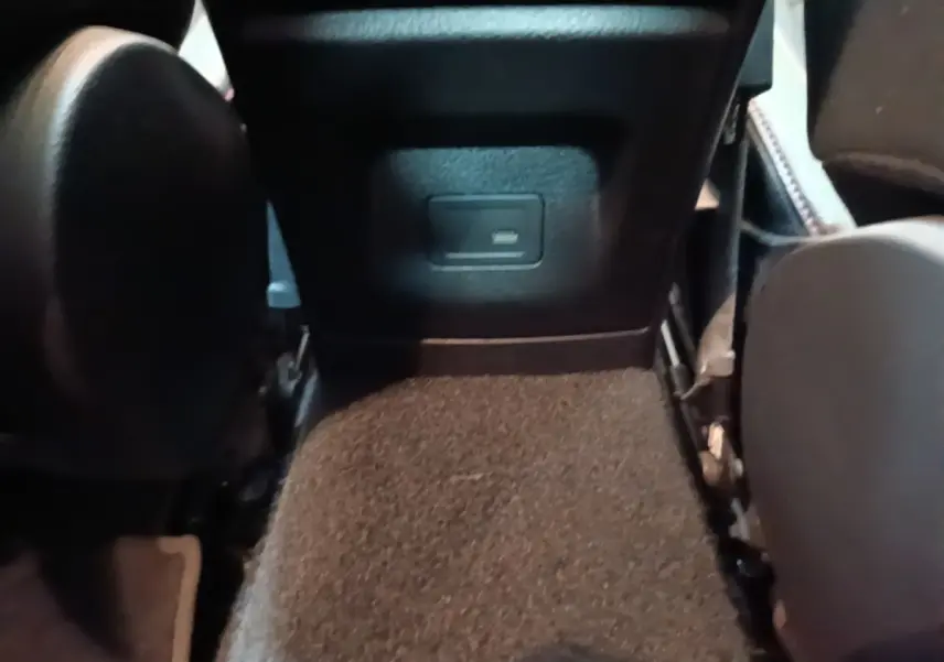 Vue rapprochée de la prise USB située à l'arrière du siège conducteur dans l'habitacle noir du Mercedes CLA 200 d AMG Line.