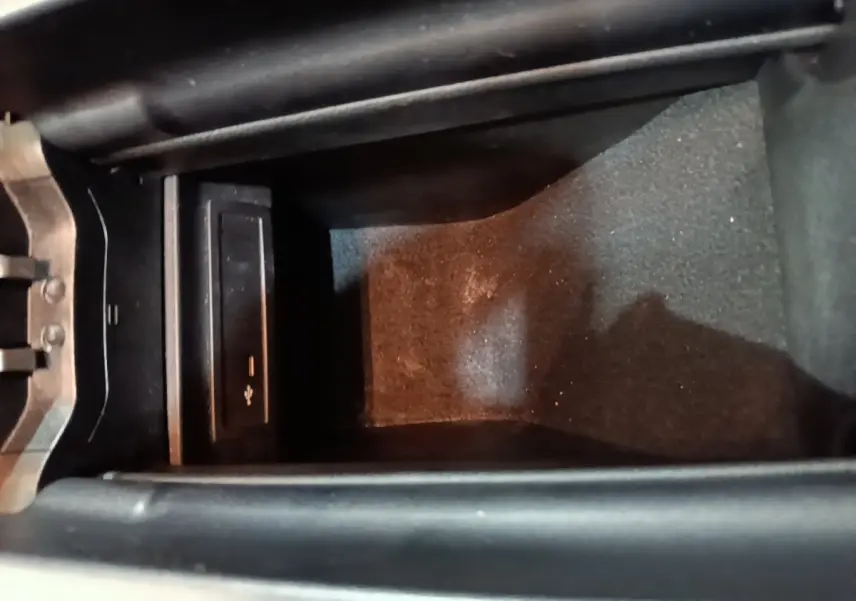 Vue rapprochée de la console centrale noire de la Mercedes CLA 200 d AMG Line, montrant un port USB intégré.