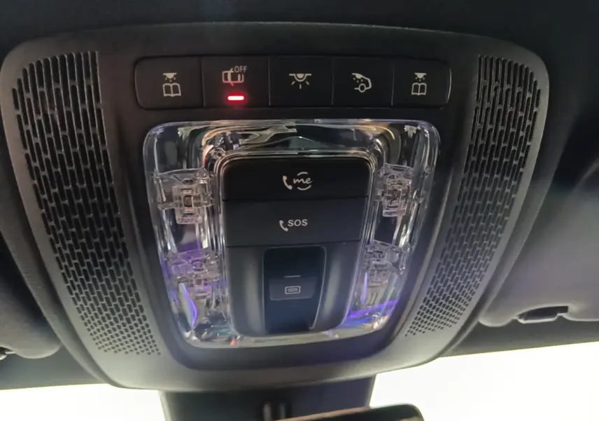 Vue en gros plan du plafonnier noir avec boutons SOS et appels dans une Mercedes CLA 200 d AMG Line 2022.