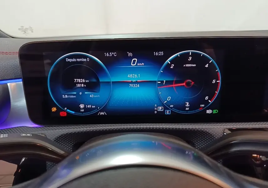 Vue rapprochée du tableau de bord numérique de la Mercedes CLA 200 d AMG Line 2022, affichage bleu et noir.