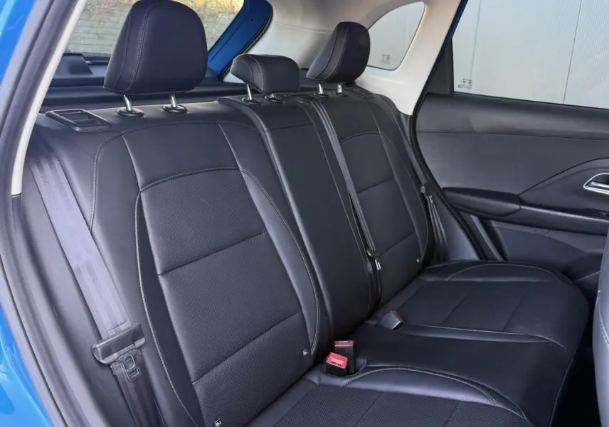 Vue intérieure des sièges arrière en tissu et similicuir noir du MG MOTOR ZS 1.5 Hybrid+ 197 Luxury bleu Como.