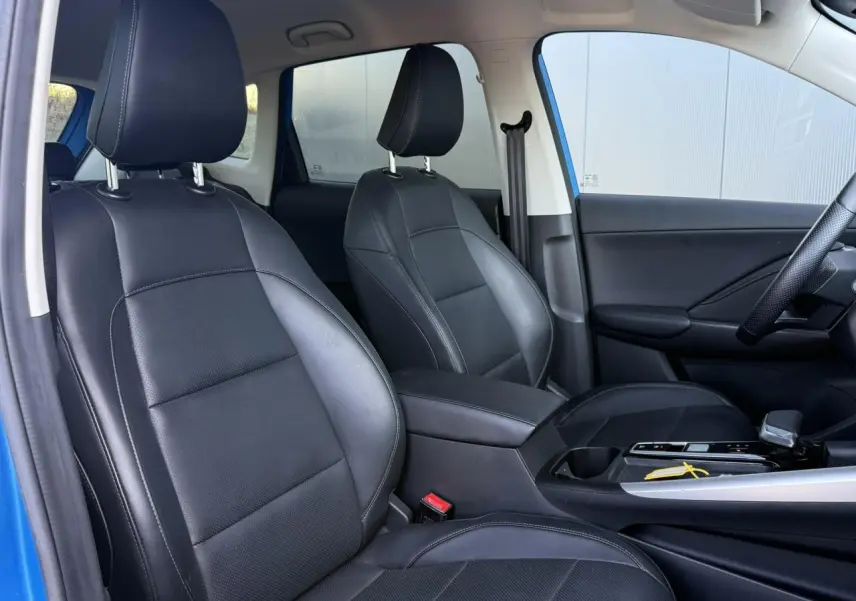 Vue intérieure côté droit du MG ZS 1.5 Hybrid+ 197 Luxury bleu Como, sièges tissu/similicuir noirs et accoudoir central.