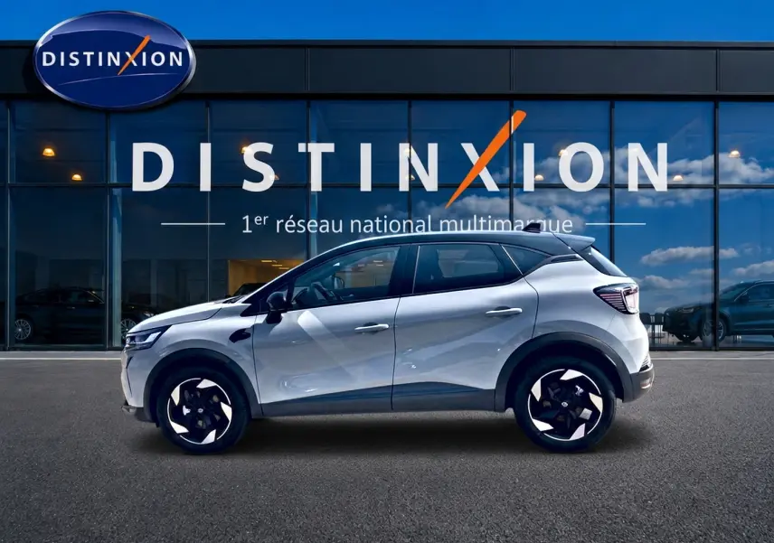 Renault Captur 1.2 TCe 115 Techno 2026 en profil côté gauche, couleur Rafale avec toit noir et jantes alu noires.