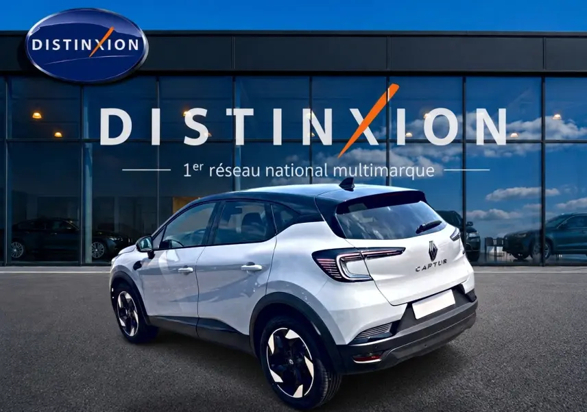 Renault Captur 1.2 TCe 115 Techno blanc Rafale toit noir, vue 3/4 arrière côté gauche devant showroom Distinxion.