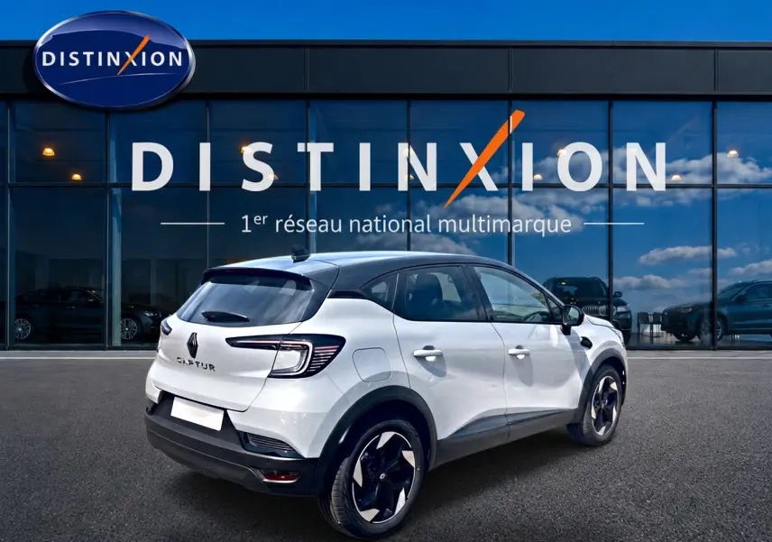 Renault Captur 1.2 TCe 115 Techno blanc Rafale toit noir, vue 3/4 arrière droit devant showroom Distinxion.