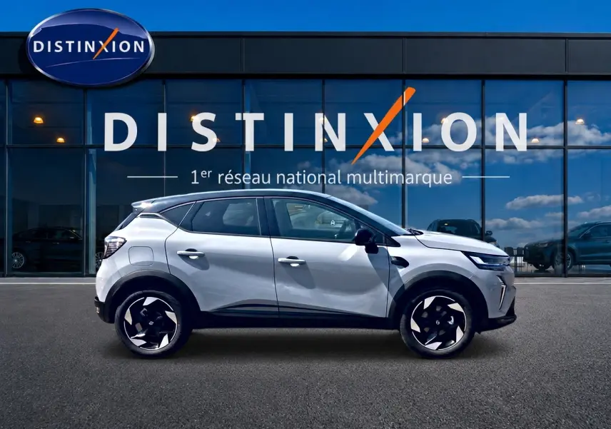 Profil droit du Renault Captur 1.2 TCe 115 Techno 2026 en couleur Rafale avec toit noir et jantes alu distinctives.