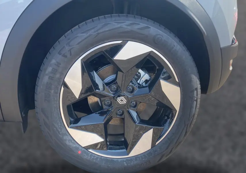 Gros plan sur la jante alu noire et argentée du Renault Captur 1.2 TCe 115 Techno, roue avant côté gauche.