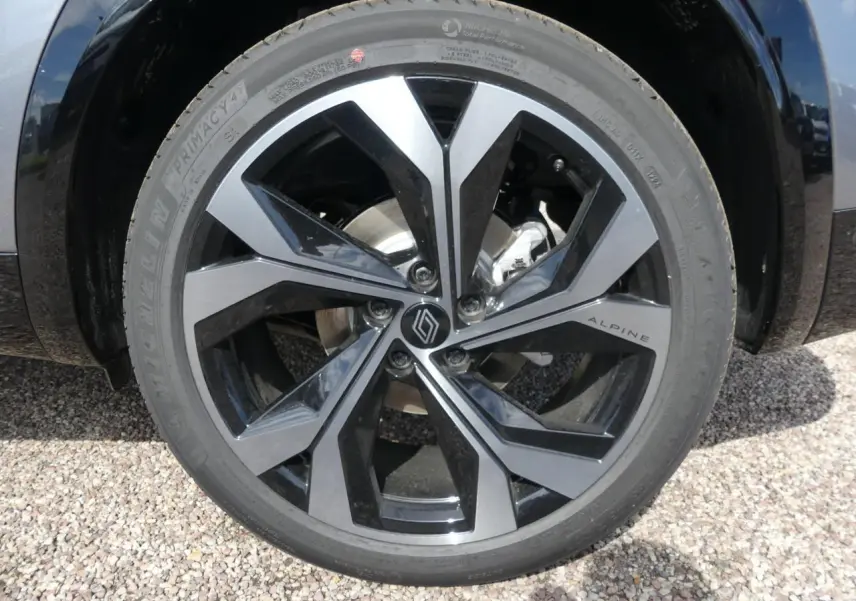 Gros plan sur la jante alliage 20 pouces Daytona noir et gris du Renault Austral Techno Esprit Alpine.