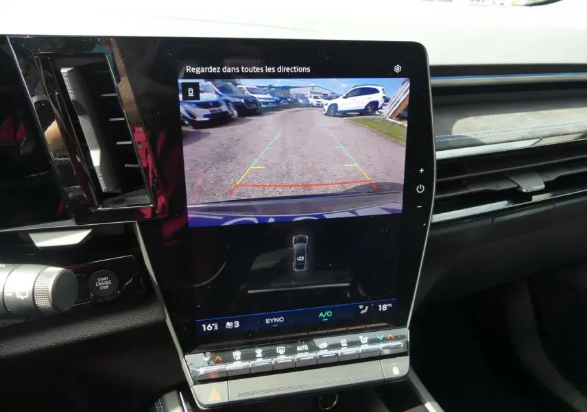 Vue intérieure du tableau de bord du Renault Austral gris métallisé, écran tactile affichant la caméra de recul.