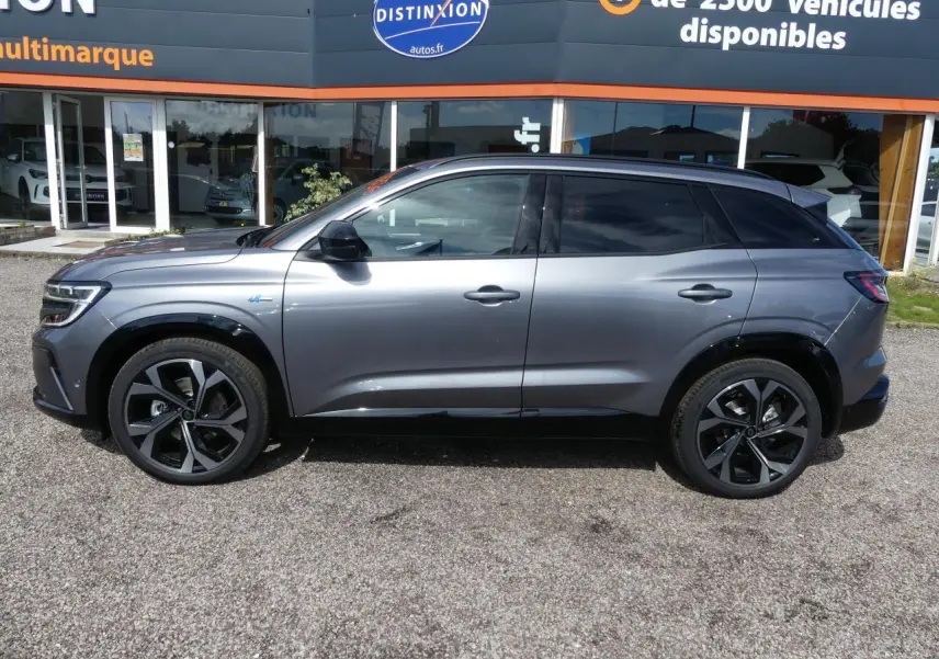 Profil côté gauche du Renault Austral gris métallisé 2025 avec jantes alliage noires et vitres teintées.