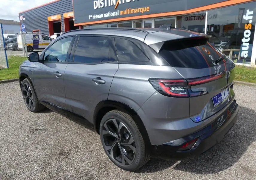 Vue 3/4 arrière droite du Renault Austral gris métallisé avec jantes alliage 20 pouces et vitres teintées.