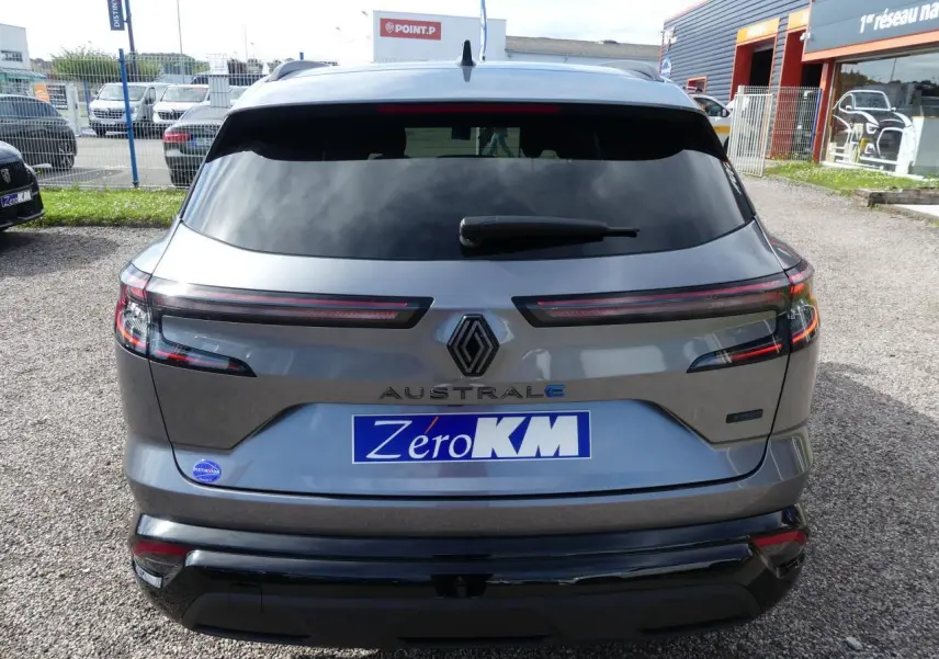 Vue arrière d'un Renault Austral gris métallisé avec feux LED fins et hayon motorisé mains libres.