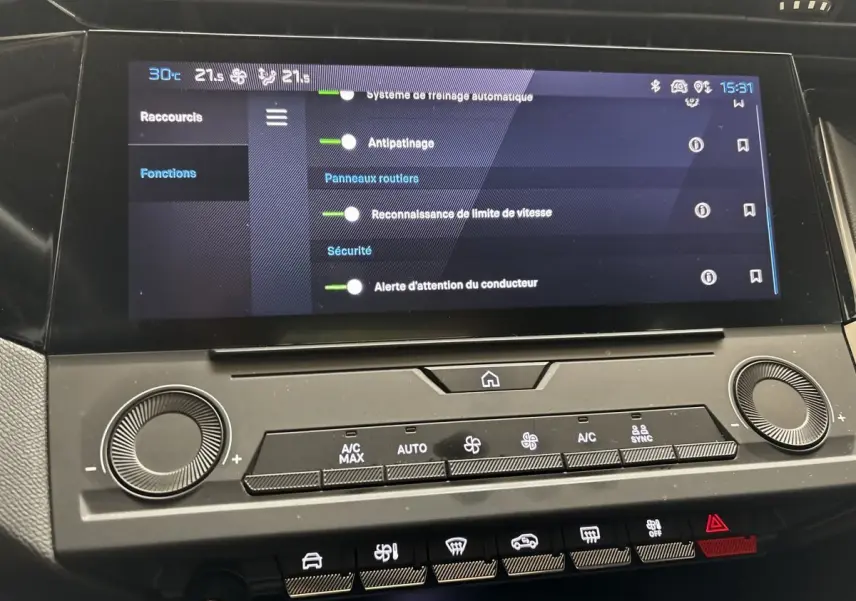 Écran tactile central de la Peugeot 308 PureTech 110 S&S Active Pack 2022 affichant les réglages de sécurité et climatisation.