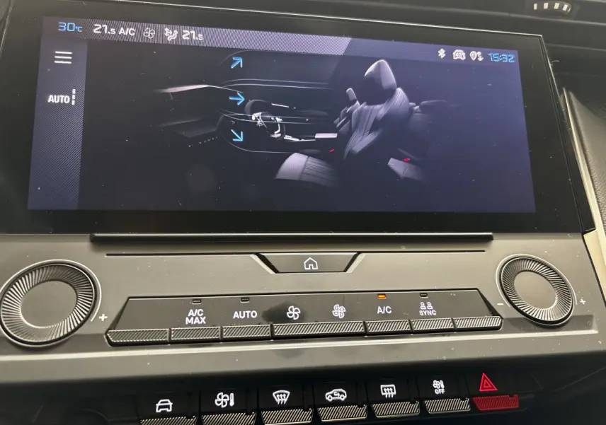 Écran tactile central montrant la ventilation et sièges avant de la Peugeot 308 PureTech 110 S&S ACTIVE PACK 2022.