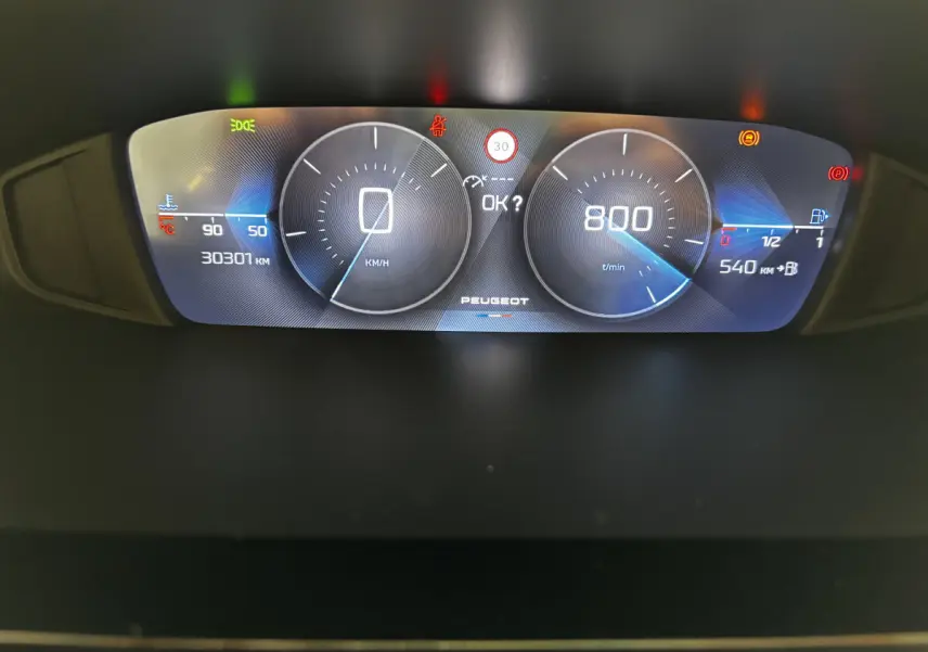 Tableau de bord numérique de Peugeot 308 PureTech 110 S&S ACTIVE PACK affichant vitesse, compte-tours et jauges.