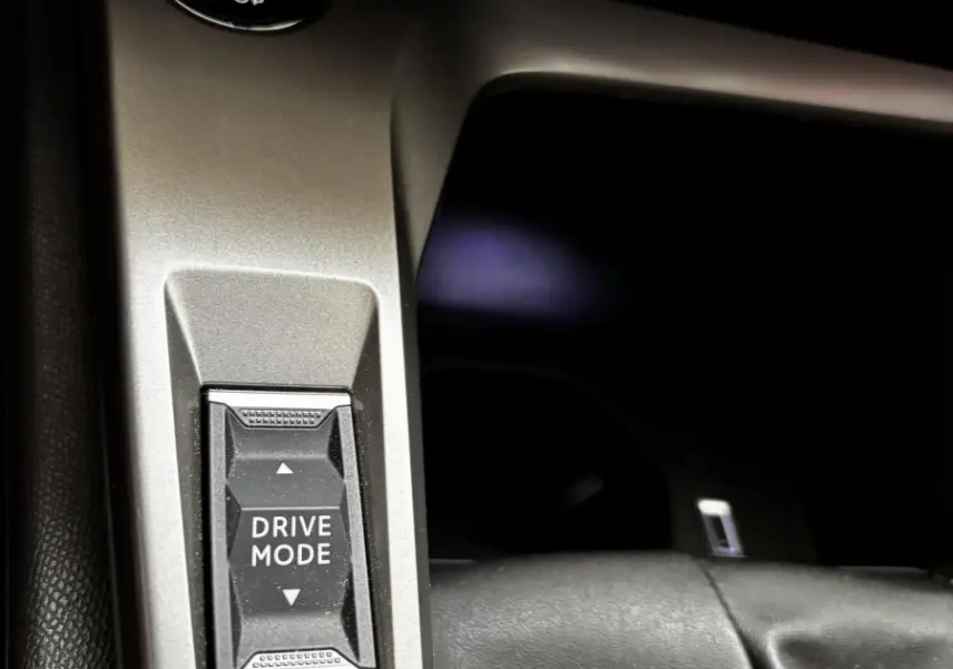 Détail du bouton Drive Mode et démarrage sans clé dans l'habitacle de la Peugeot 308 vert PureTech 2022.