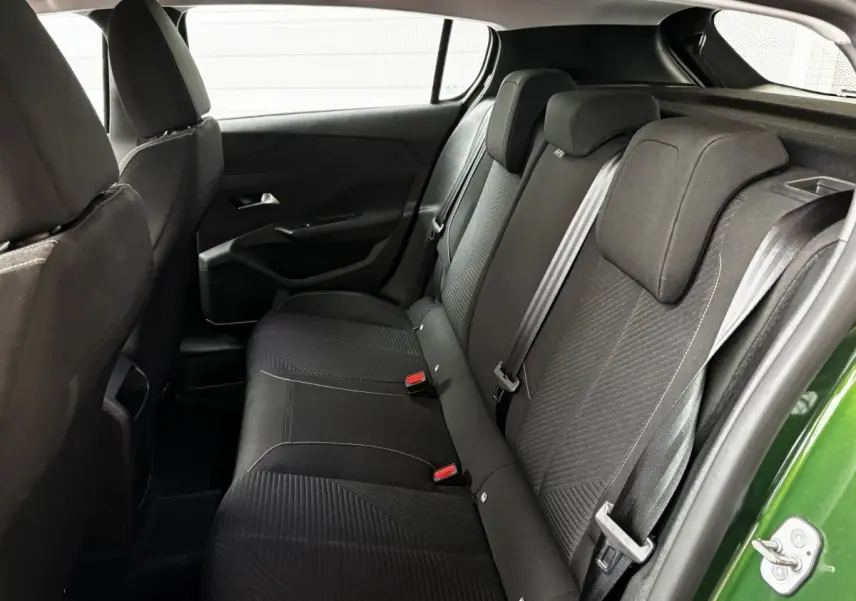 Vue intérieure côté droit sur la banquette arrière noire de la Peugeot 308 vert 2022 PureTech 110 S&S ACTIVE PACK.