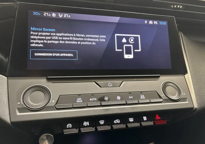 Écran tactile 10 pouces du tableau de bord de la Peugeot 308 vert, affichant la connexion Mirror Screen.