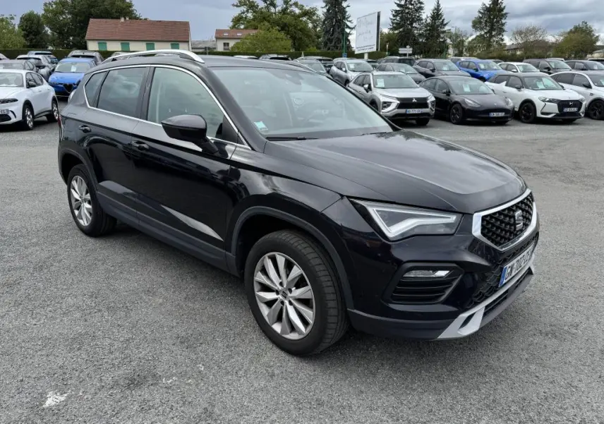 SEAT Ateca noir métallisé vu en 3/4 avant droit, avec calandre chromée et jantes alliage 17 pouces.
